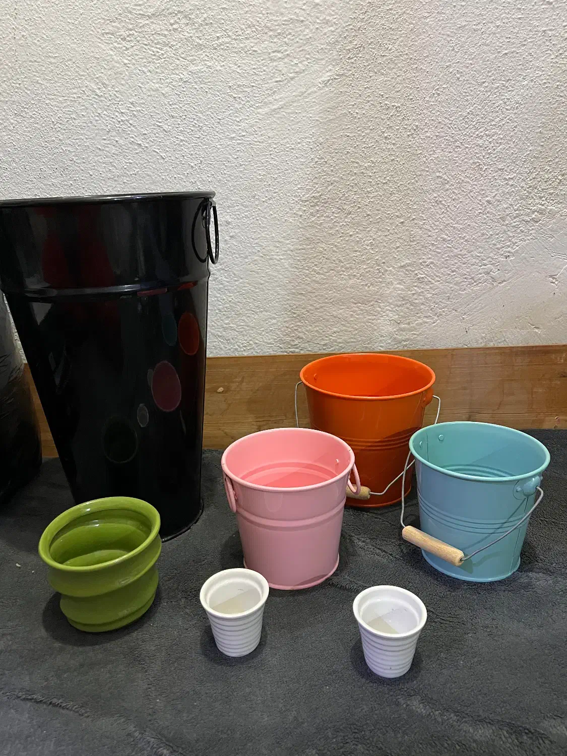 سطل های رنگارنگ نونو|گل مصنوعی|اندیشه, شهرک صدف|دیوار