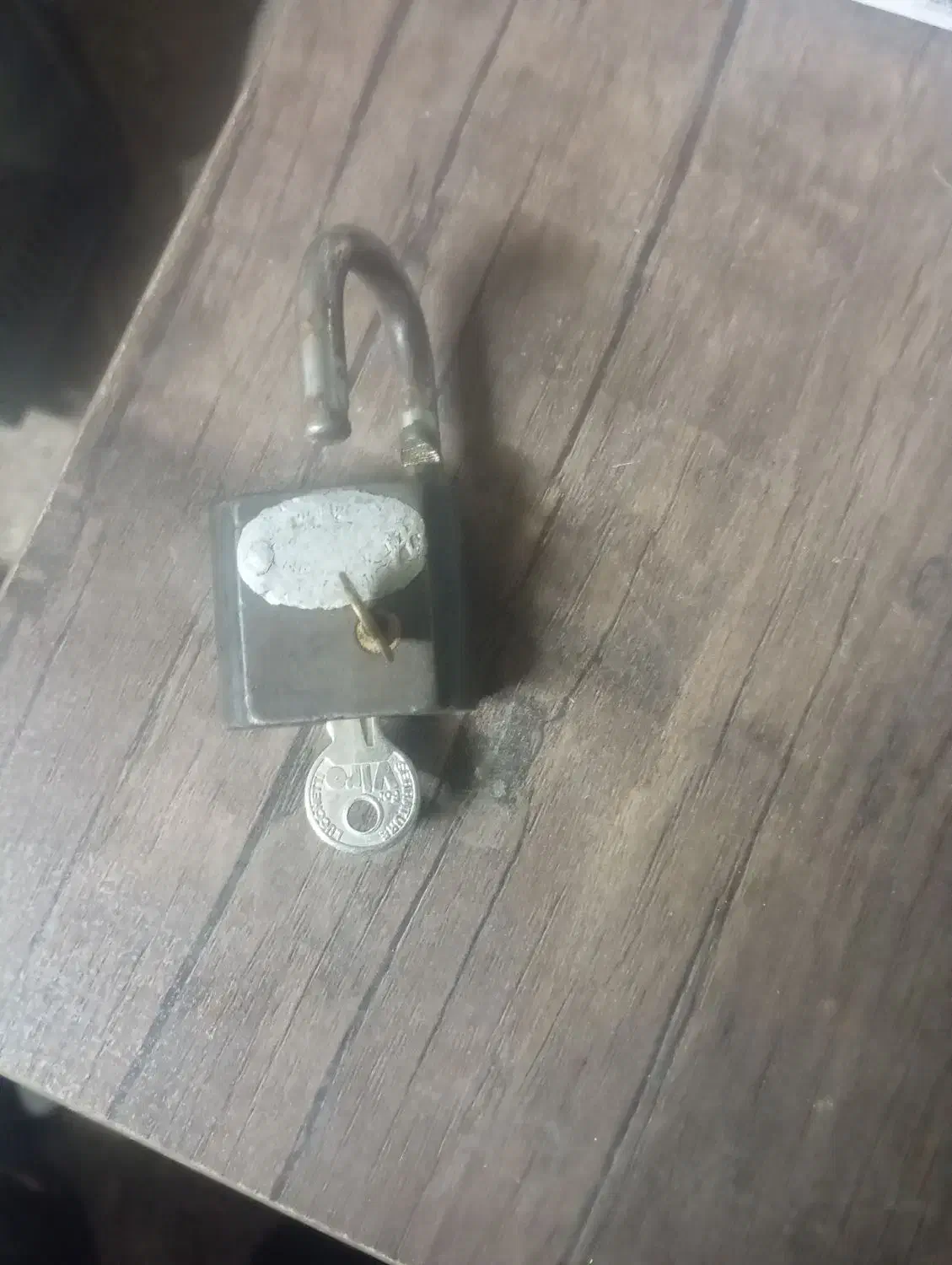 قفل 2کلید قدیمی|کلکسیون اشیاء عتیقه|تهران, باغ خزانه|دیوار