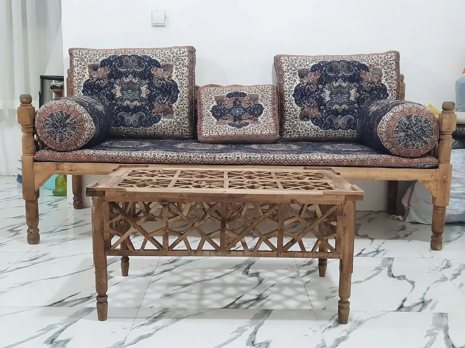 تخت شاه نشینی|مبلمان خانگی و میز عسلی|چهارباغ, |دیوار