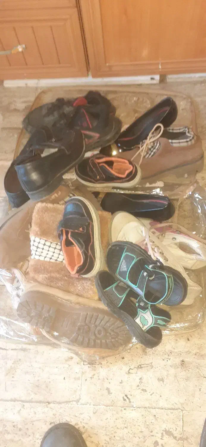 چندجفت کفش بزرگ وکوچک|کیف، کفش، کمربند|ماکو, |دیوار