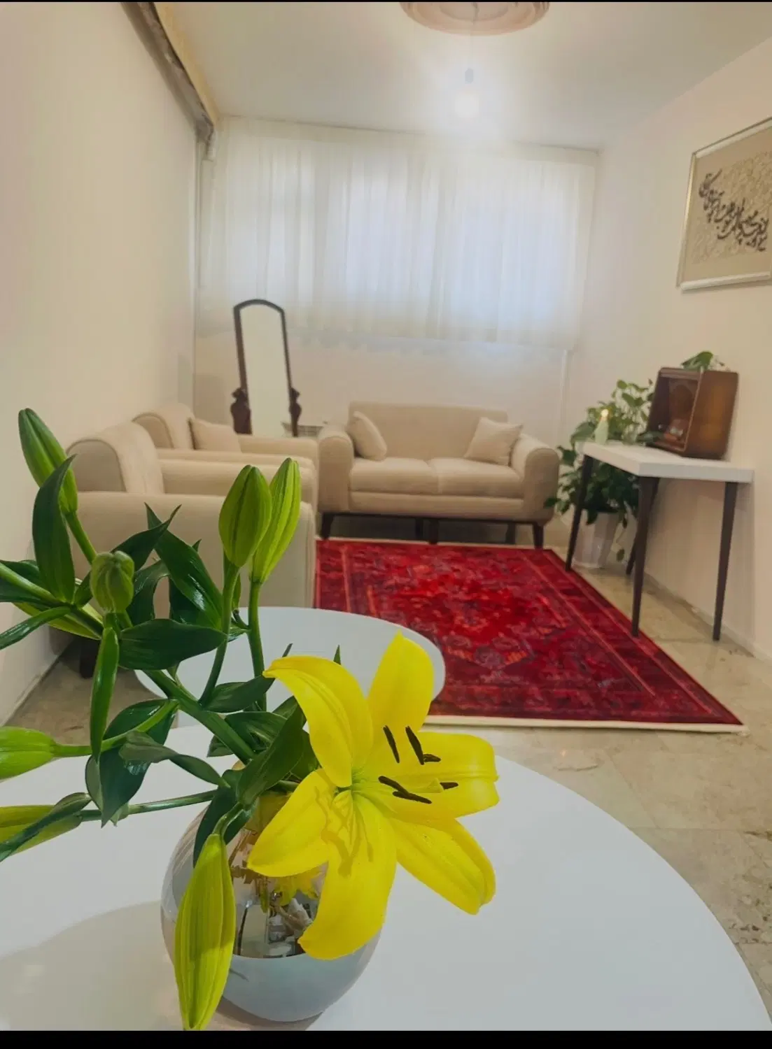مبل راحتی ۴ نفره کرم رنگ مخمل|مبلمان خانگی و میز عسلی|تهران, ارامنه|دیوار