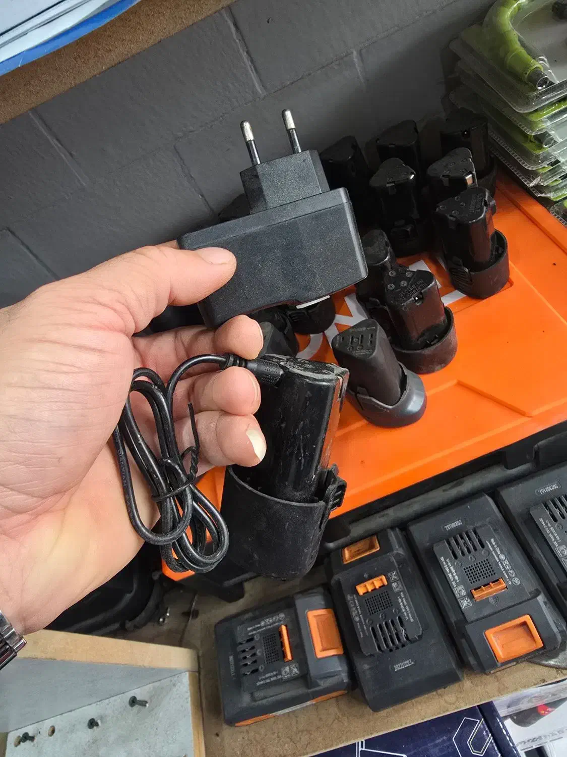 شارژر و باتری ۱۲ ولت دریل شارژی|ابزارآلات|پارسآباد, |دیوار