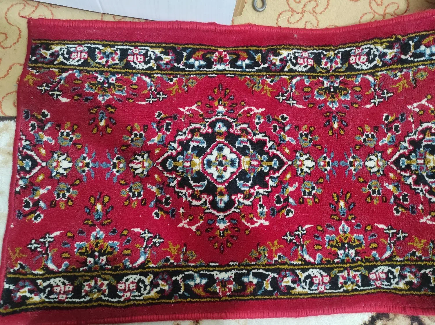 کناره فرش لاکی نیم متر عرض در۴ متر طول سالم و نو|فرش|شهریار, یوسف آباد صیرفی|دیوار