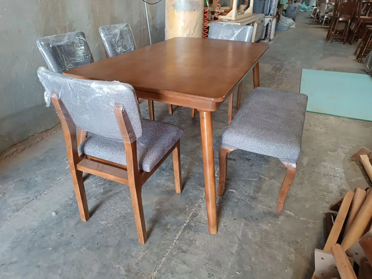 ناهارخوری نامبروان رشت|میز و صندلی غذاخوری|رشت, رودبارتان|دیوار