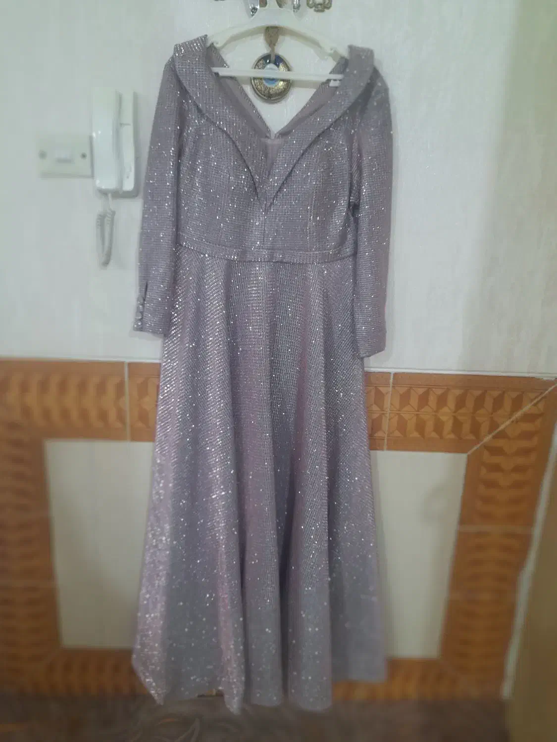 لباس مجلسی|لباس|برخوار, |دیوار