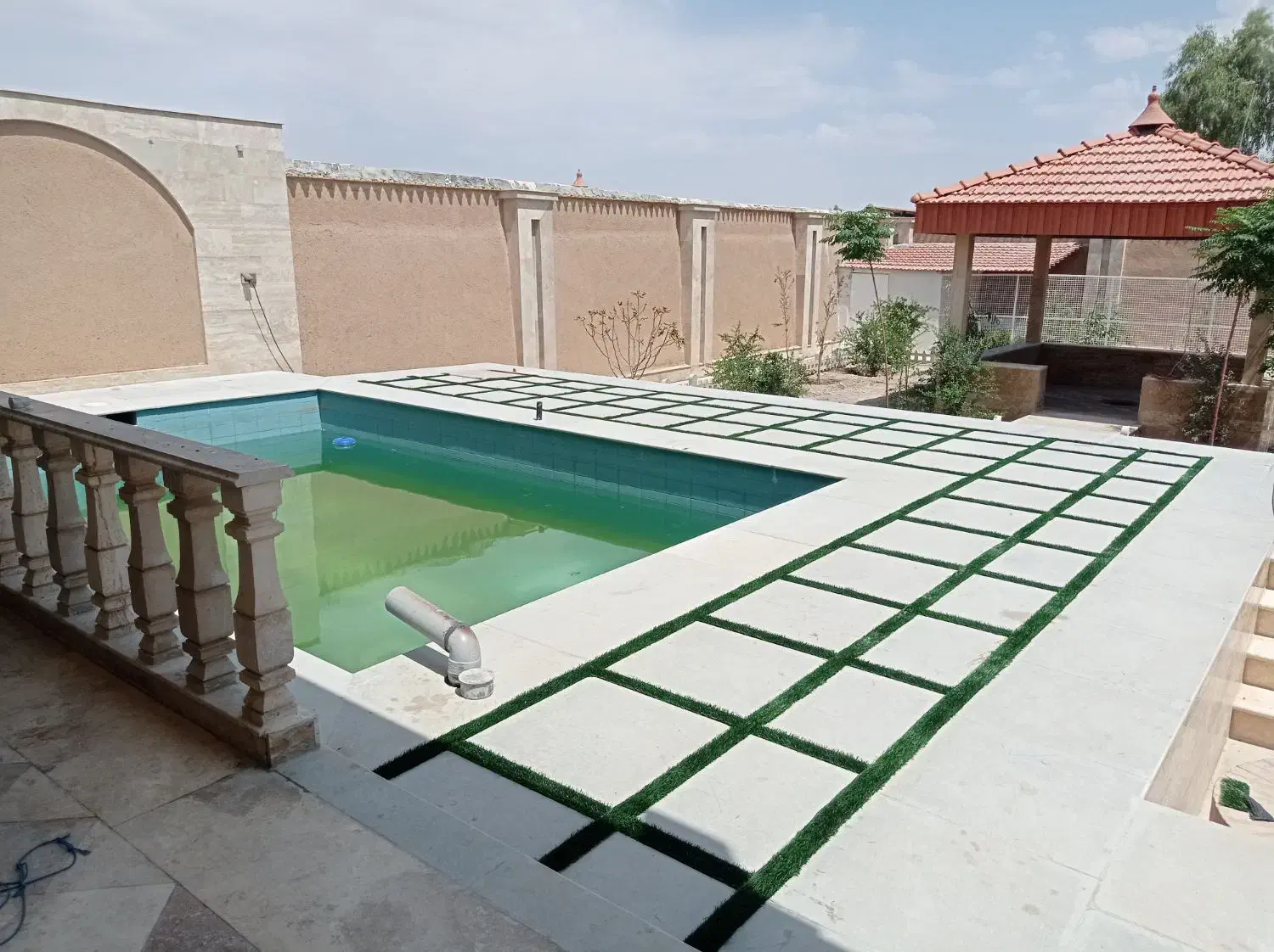 نصب کفپوش و چمن مصنوعی و موکت همراه با نمونه درمحل|خدمات پیشه و مهارت|اصفهان, گلزار|دیوار