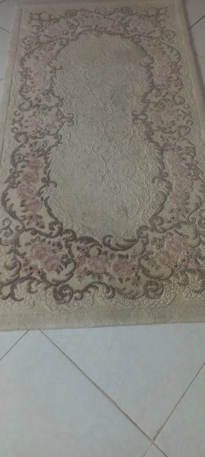 یک عدد فرش گل دار در حد نو|فرش|کرج, بنیاد|دیوار