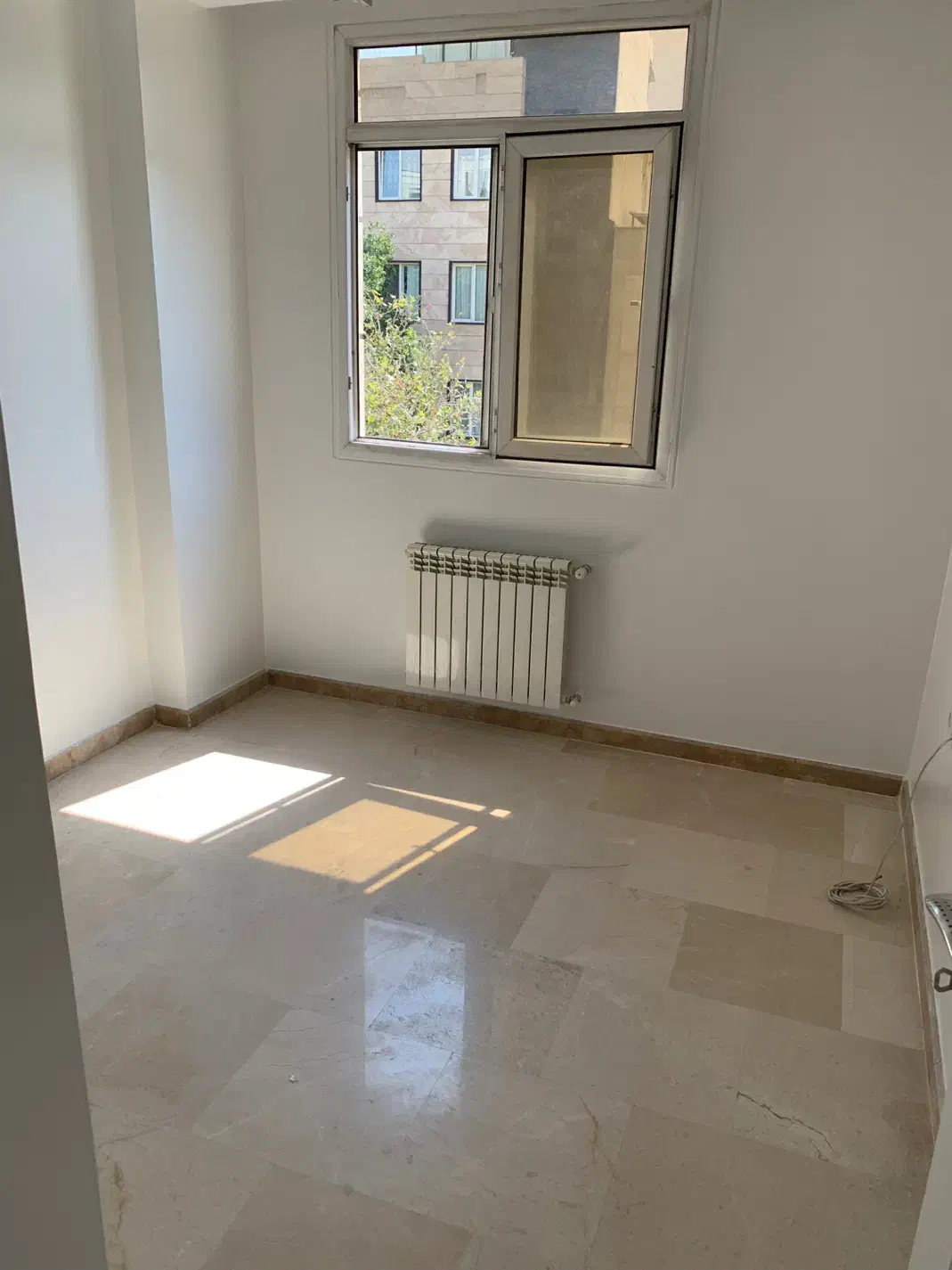 ۷۷ متر دو خواب ( شیان لویزان ) ( موقعیت عالی )