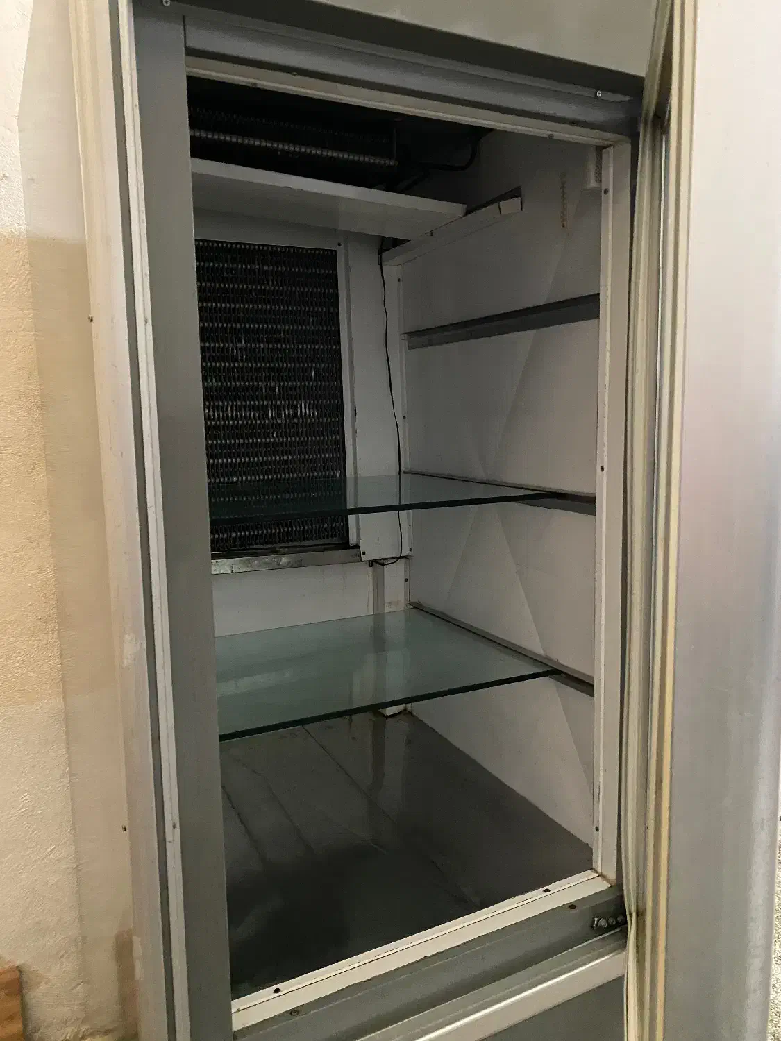یخچال ویترینی|کافی‌شاپ و رستوران|رشت, دروازه لاکان|دیوار