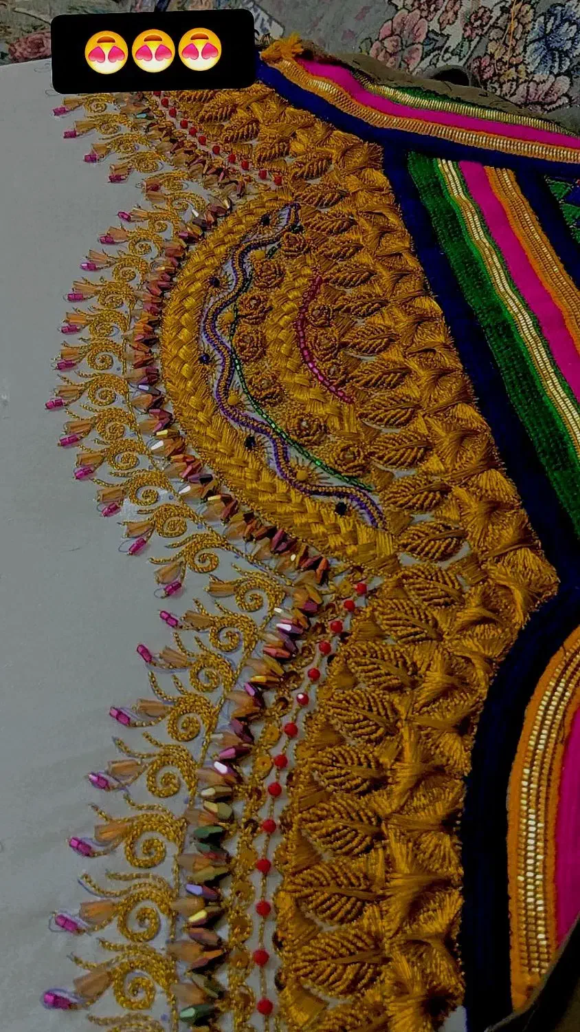 شلوار بندری|لباس|تخت, |دیوار