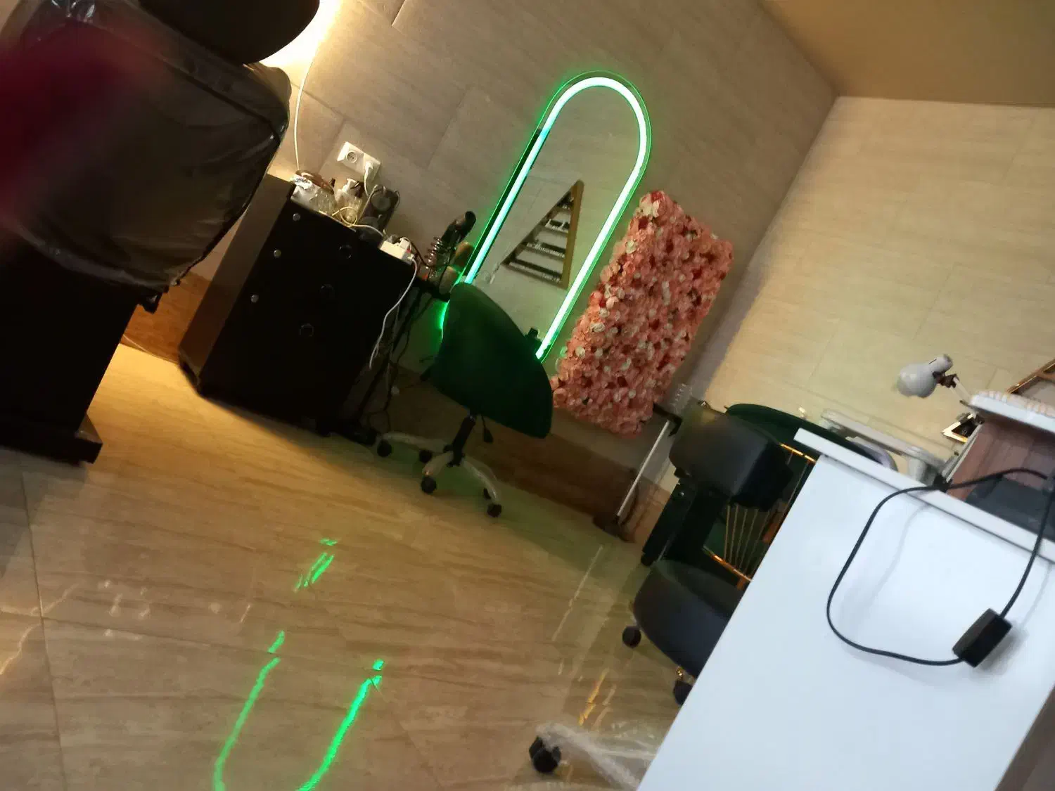 اجاره لاین . در سالن زیبایی|خدمات آرایشگری و زیبایی|بندر انزلی, جهانگانی|دیوار