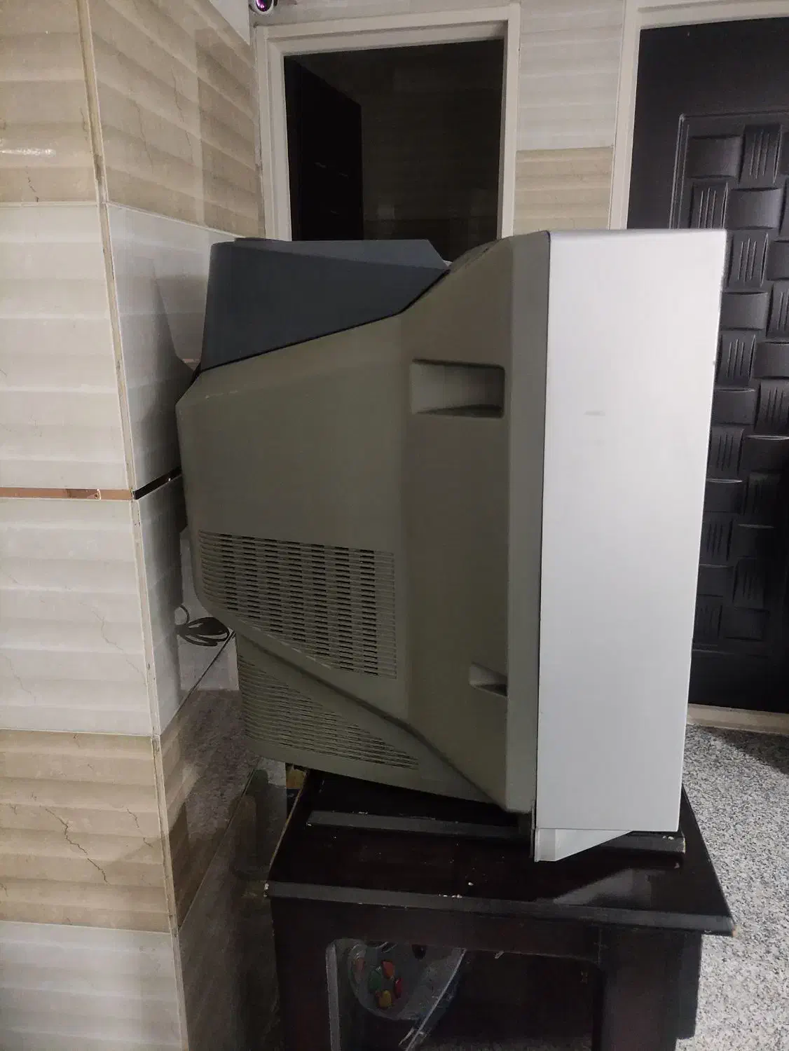 تلویزیون اسنوا 29 اینچ با میز مربوطه|تلویزیون و پروژکتور|اردبیل, |دیوار