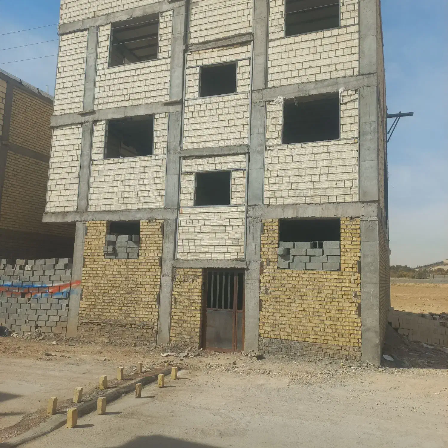 اسکلت قصر قمشه سازه بتن کوچه ۱۲ متری|فروش خانه و ویلا|شیراز, شهرک قمشه|دیوار