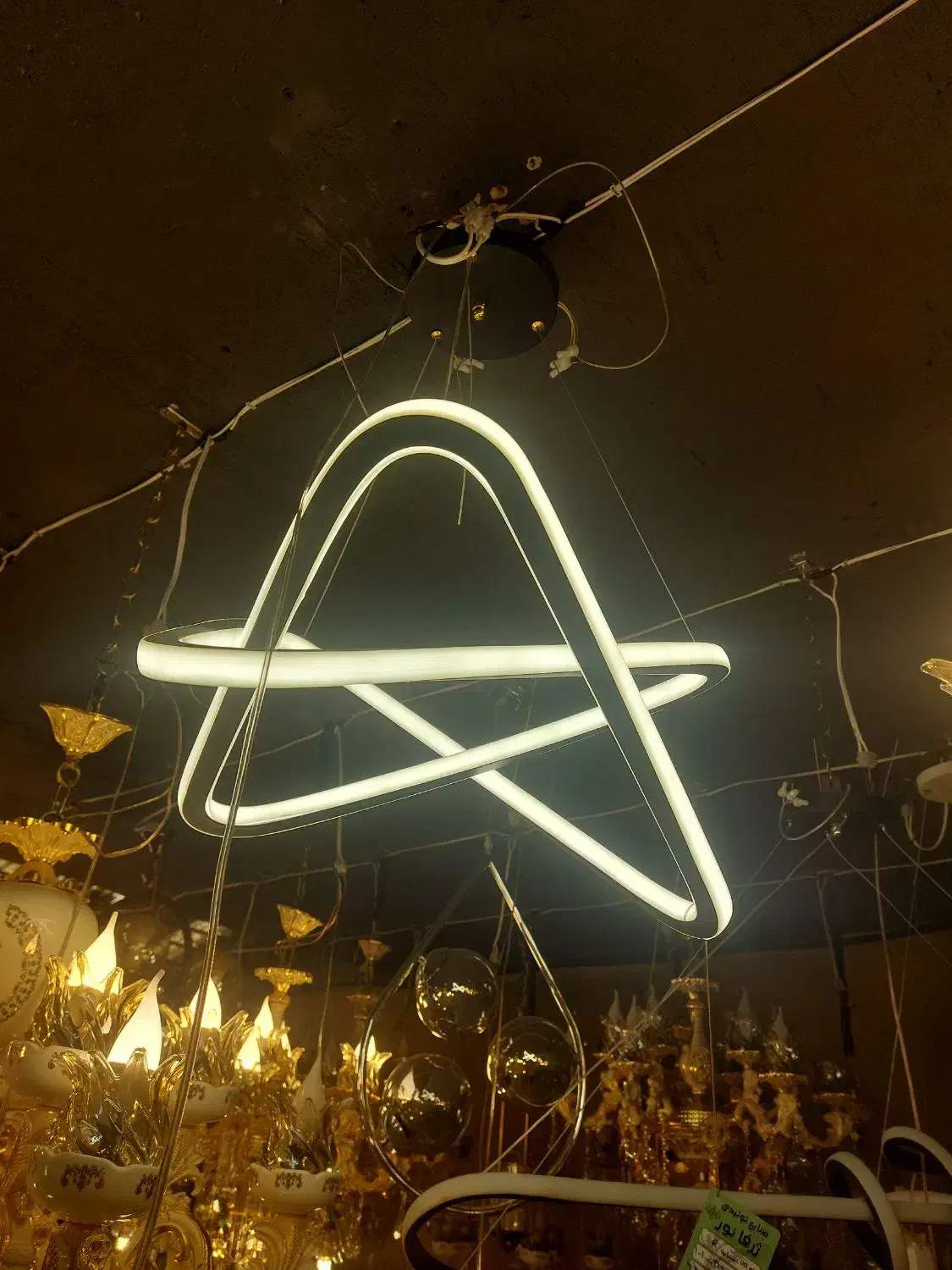 لوستر نئونی|لوستر و چراغ آویز|اصفهان, کوجان|دیوار