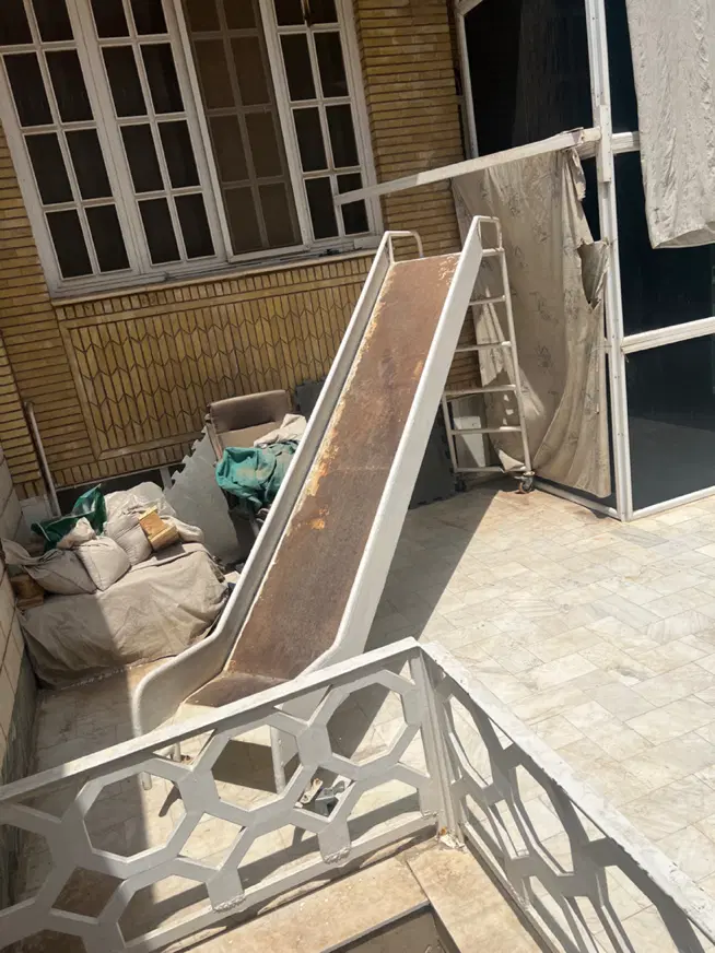 سرسره|اسباب‌‌بازی|قم, جهان بینی|دیوار