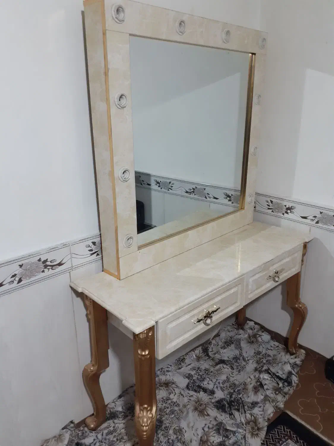 میز آینه آرایشگاه تمیز جنس چوب عالی بفروش میرسد|آرایشگاه و سالن‌های زیبایی|قزوین, |دیوار