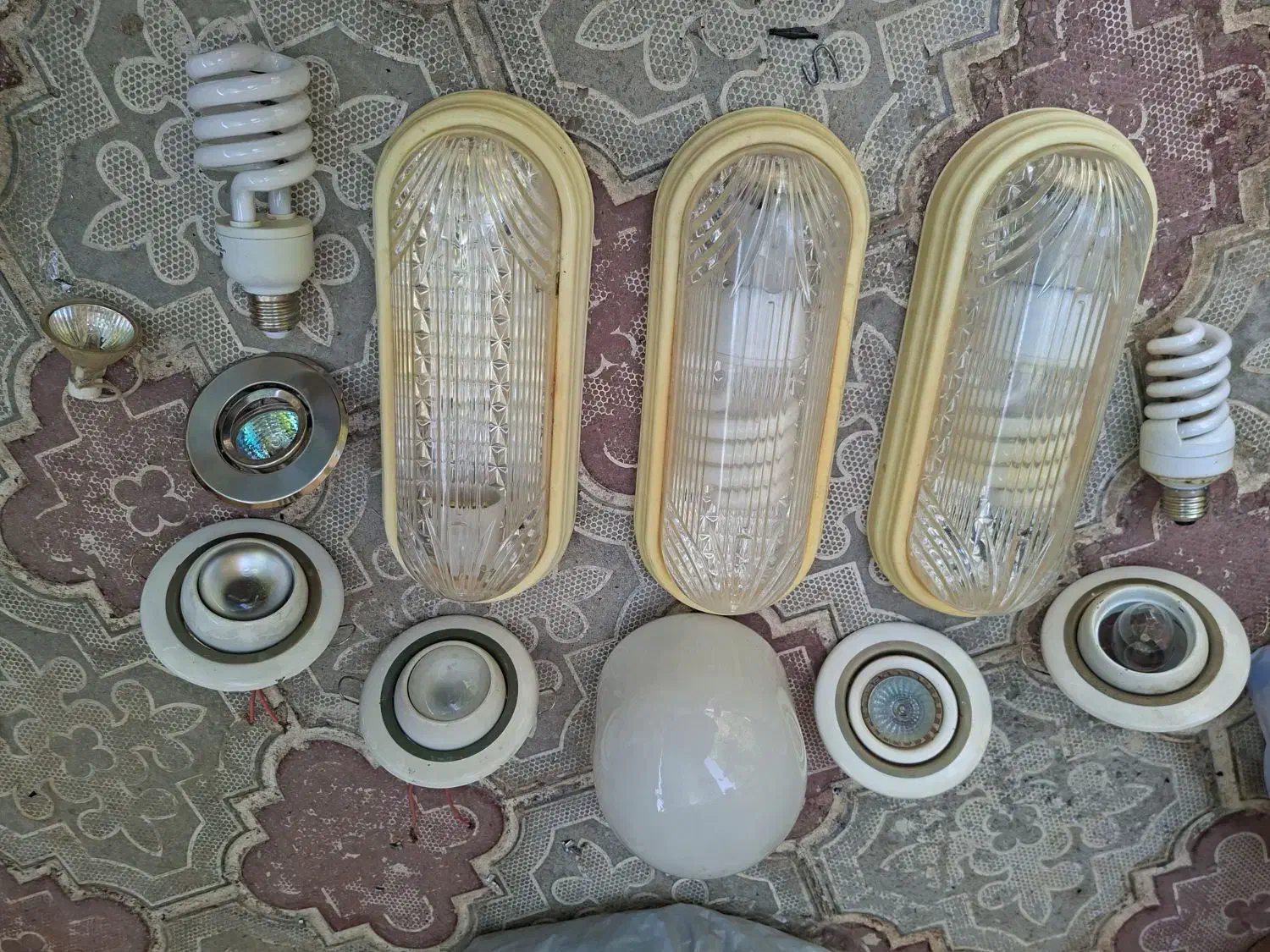 کلید پریز آیفون صوتی لوستر انتن مهتابی حباب هالوژن|لوستر و چراغ آویز|شیراز, صنایع الکترونیک|دیوار