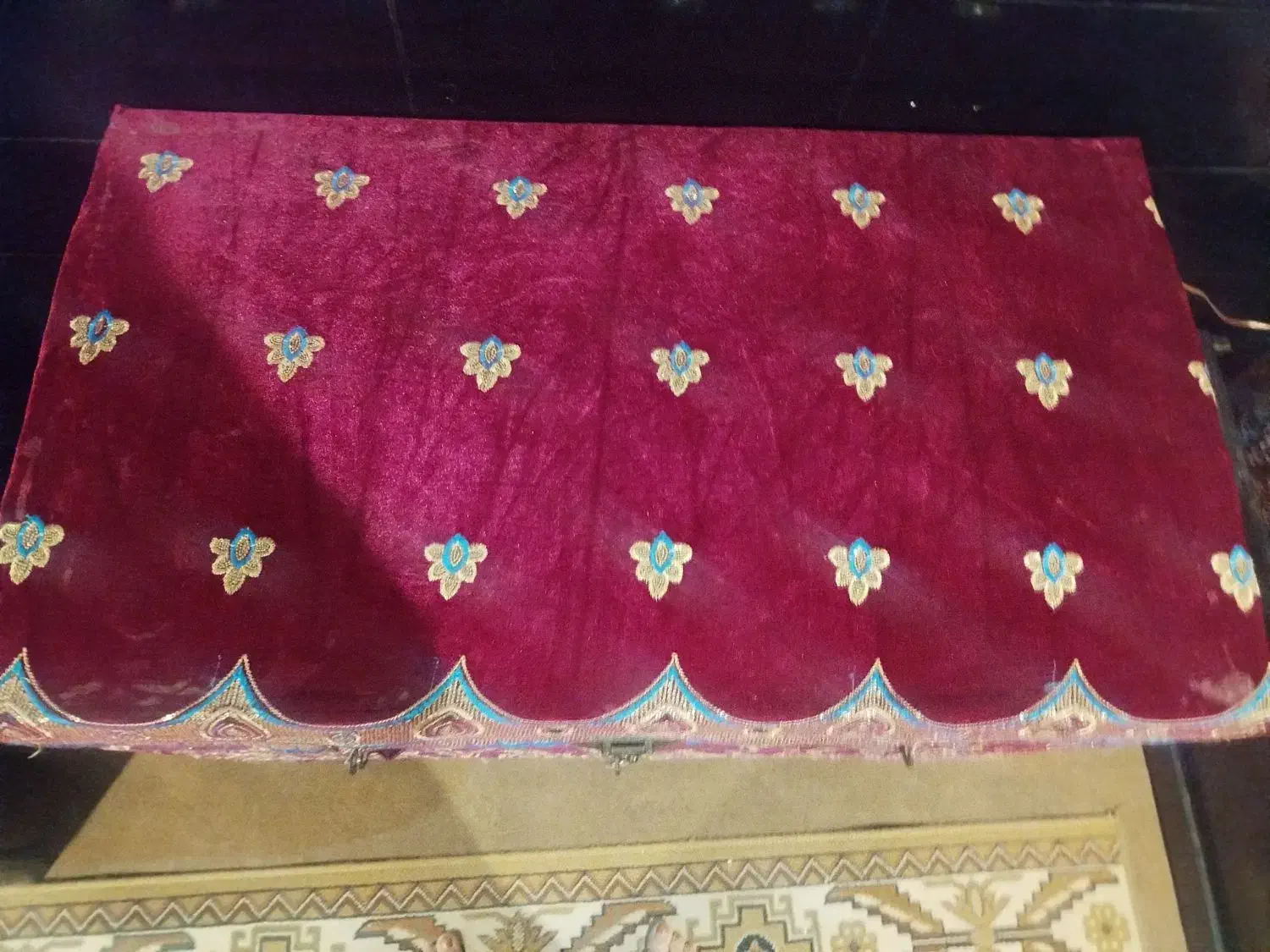 یک عدد صندوق قدیمی سالم|صنایع دستی و سایر لوازم تزئینی|یزد, |دیوار