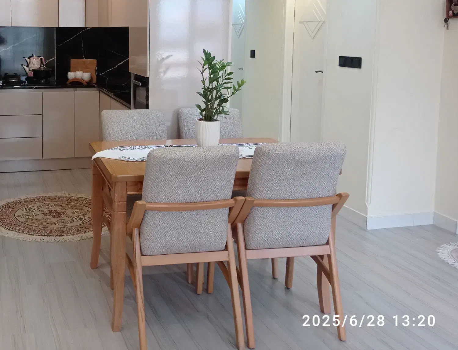 میز نهار خوری چهارنفره|میز و صندلی غذاخوری|رشت, رشتیان|دیوار