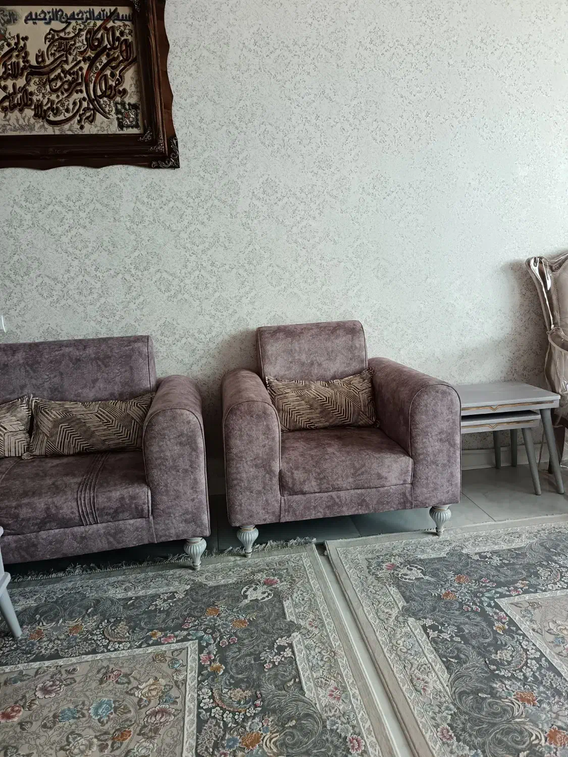 مبل راحتی شیک همراه باچهار عسلی|مبلمان خانگی و میز عسلی|میانه, |دیوار