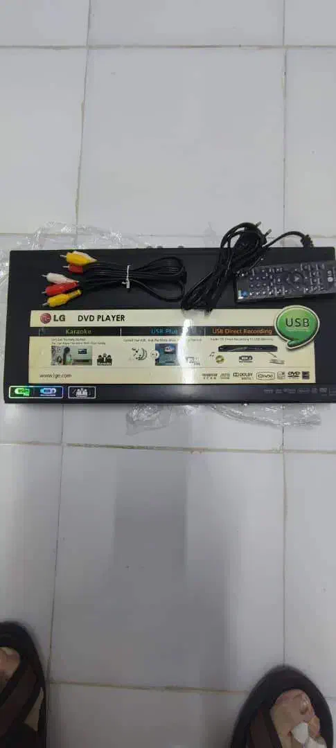 فروش CD player. همراه با بیش از پانصد فیلم قدیمی|صوتی و تصویری|شیراز, معالیآباد|دیوار