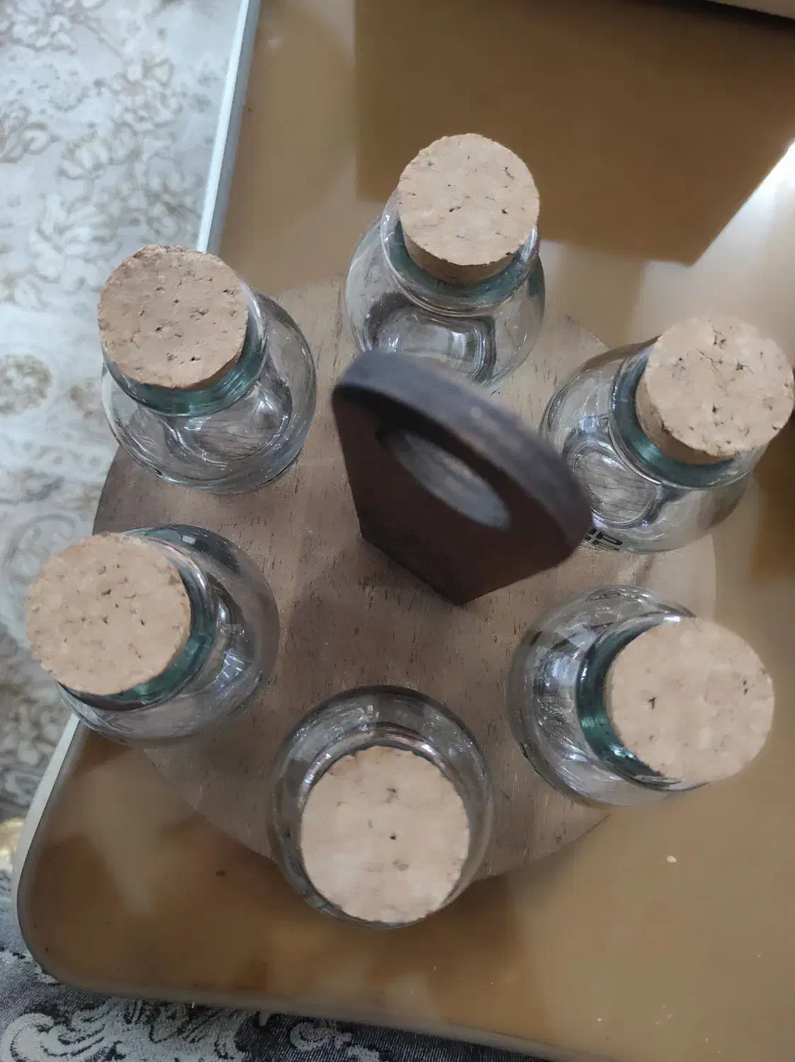 استند با شیشه|ظروف نگهدارنده، پلاستیکی، یک‌بارمصرف|لنگرود, |دیوار