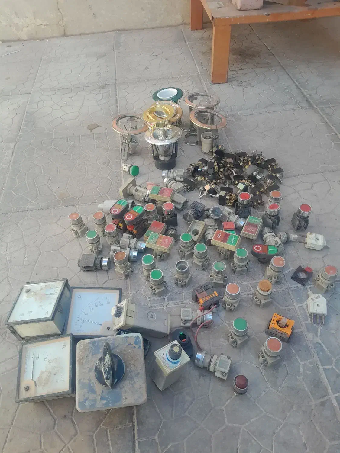 باسلام مقداری کلید امپر جا لامپی برا فروش|مصالح و تجهیزات ساختمان|ماهان, |دیوار