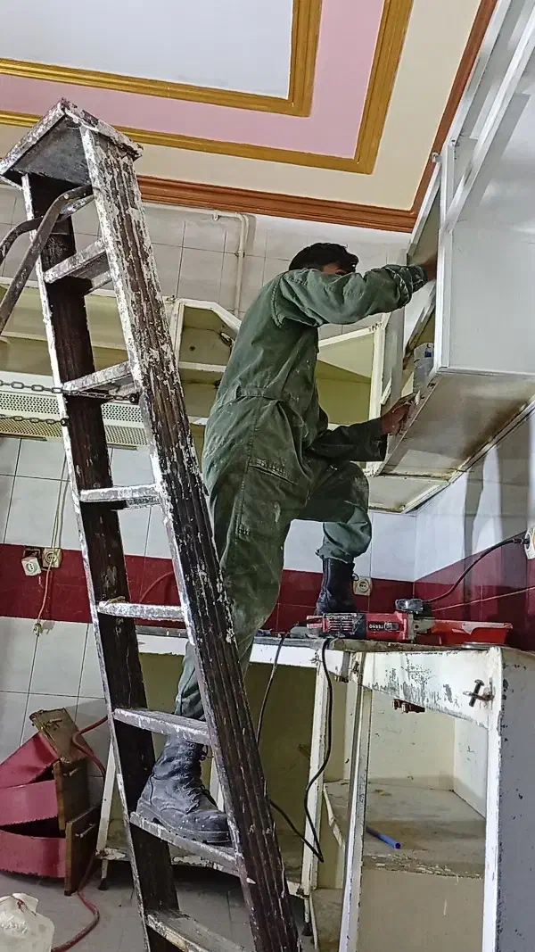 نصب کاغذ دیواری ورنگامیزی با بالاترین کیفیت سال|خدمات پیشه و مهارت|زاهدان, |دیوار