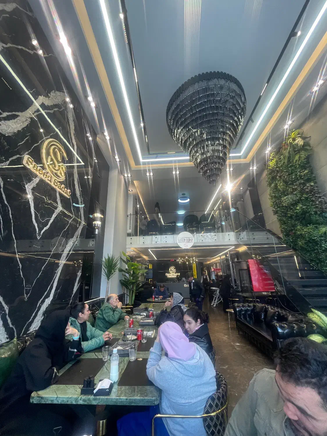 ویتر سالن کار مدیر نظافتچی  خدماتی و پیک موتوری|استخدام خدمات فروشگاه و رستوران|جوادآباد, |دیوار