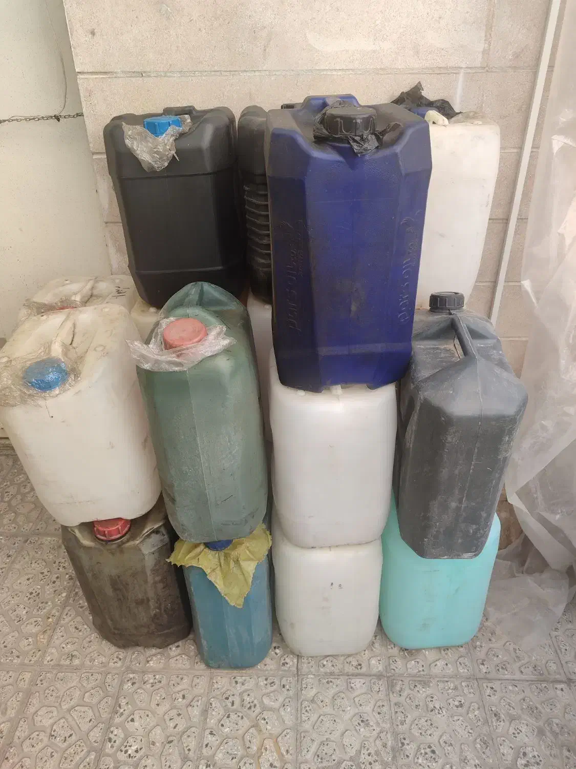 بیست لیتری|ظروف نگهدارنده، پلاستیکی، یک‌بارمصرف|اصفهان, باغ فردوس|دیوار