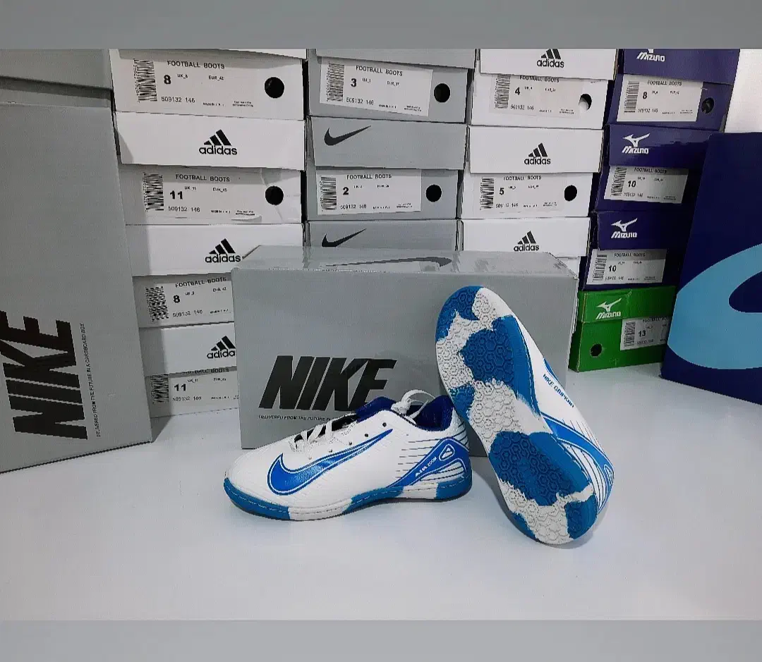 کفش سالنی (فوتسال) آدیداس و نایکی درجه یک|کیف، کفش، کمربند|شوشتر, |دیوار