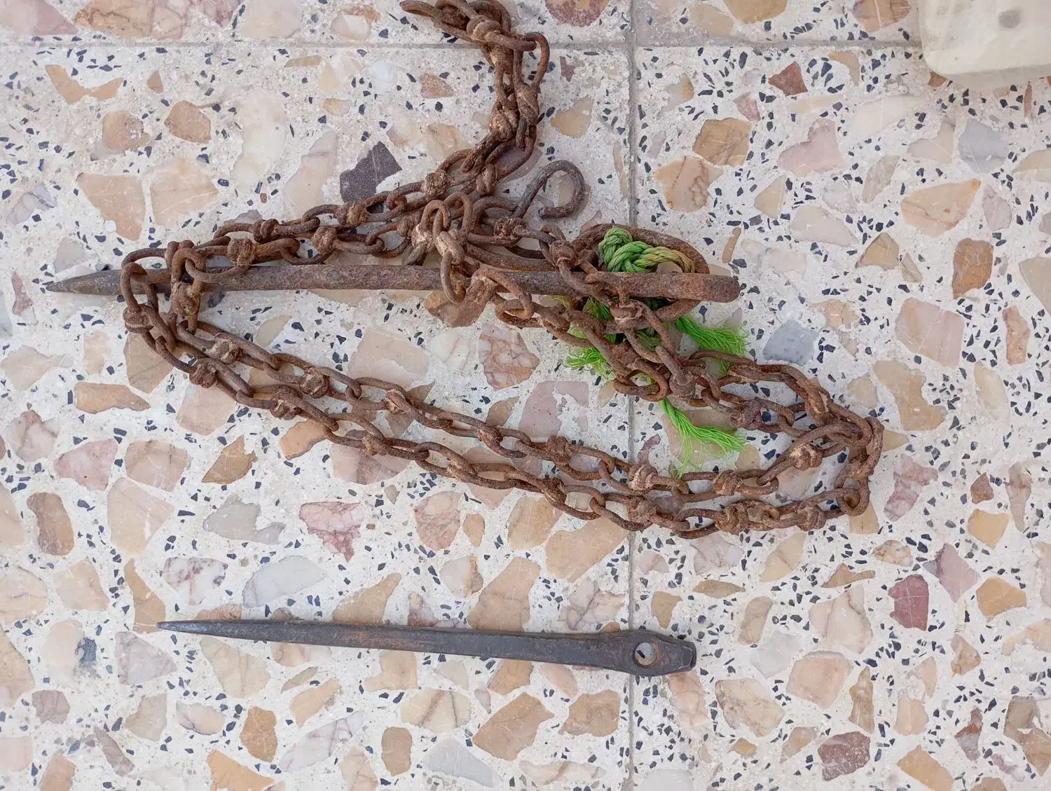 وسایل لوله کشی و زنجیر با میخ طویله و غیره...|ابزارآلات|زابل, |دیوار