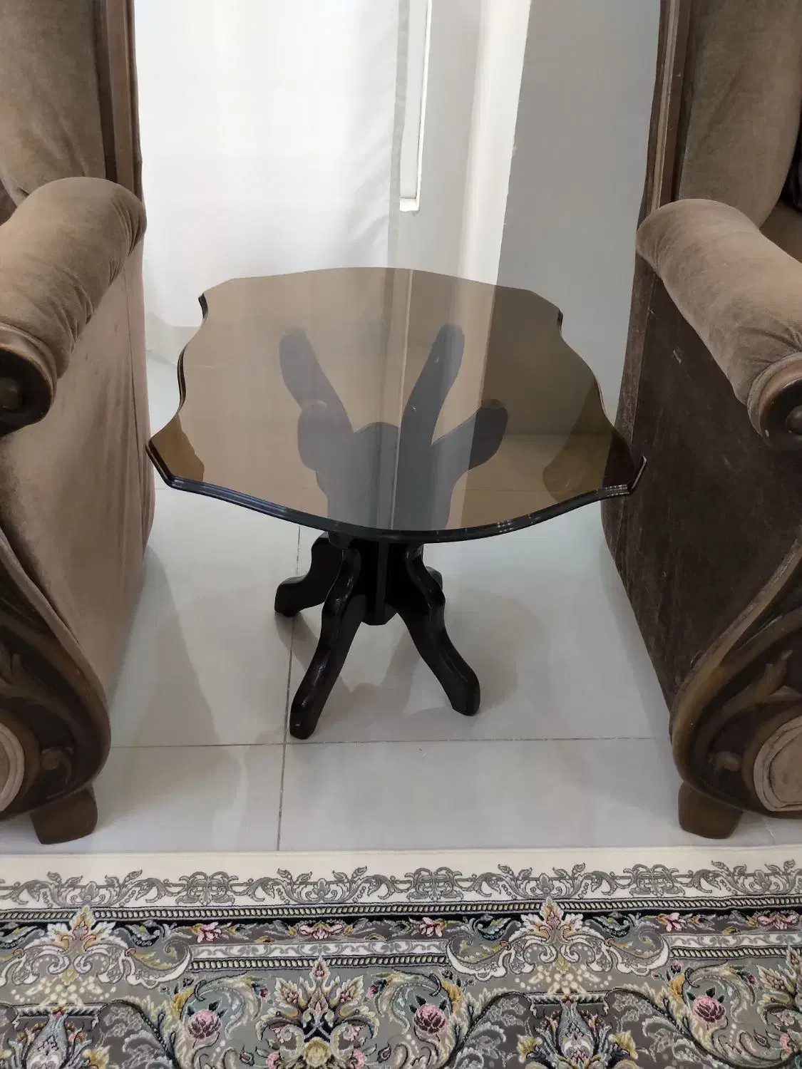 میز جلو مبلی شیشه ای با پایه چوبی|مبلمان خانگی و میز عسلی|همدان, |دیوار