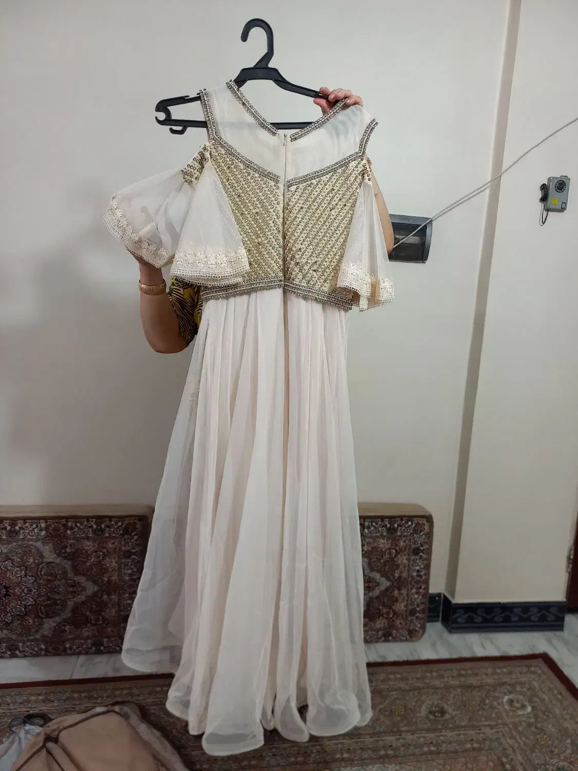 لباس مجلسی نو|لباس|ری, علایین|دیوار