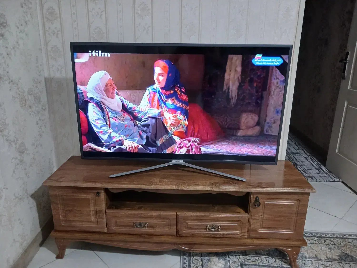 تلوزیون ۴۹اینج سامسونگ با میز تلوزیون بهترین کیفیت|تلویزیون و پروژکتور|تهران, شهرک طالقانی|دیوار