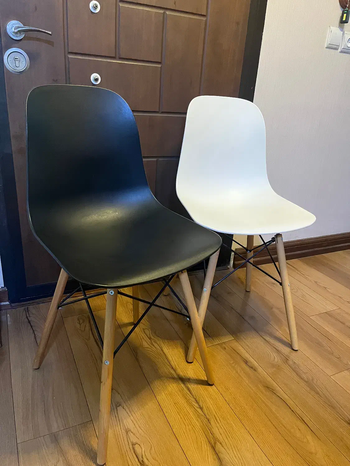 صندلی سفید و مشکی|صندلی و نیمکت|رشت, دیلمان|دیوار