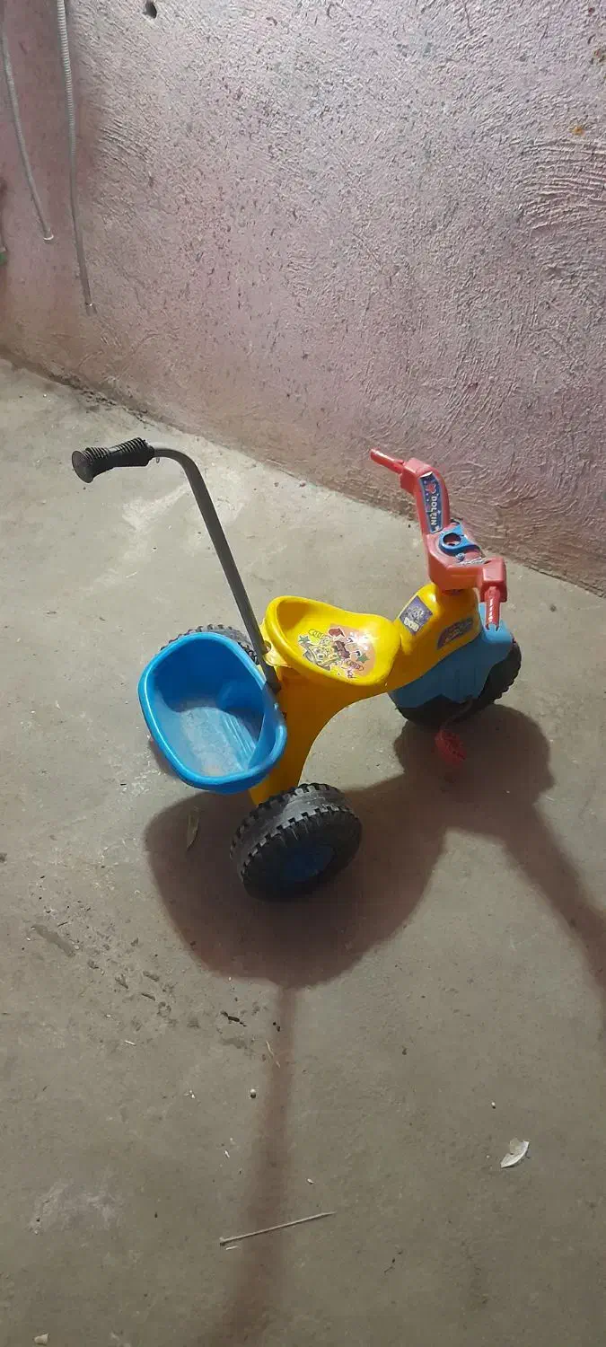 سه چرخه و چهار چرخ|دوچرخه، اسکیت، اسکوتر|ایوان, |دیوار