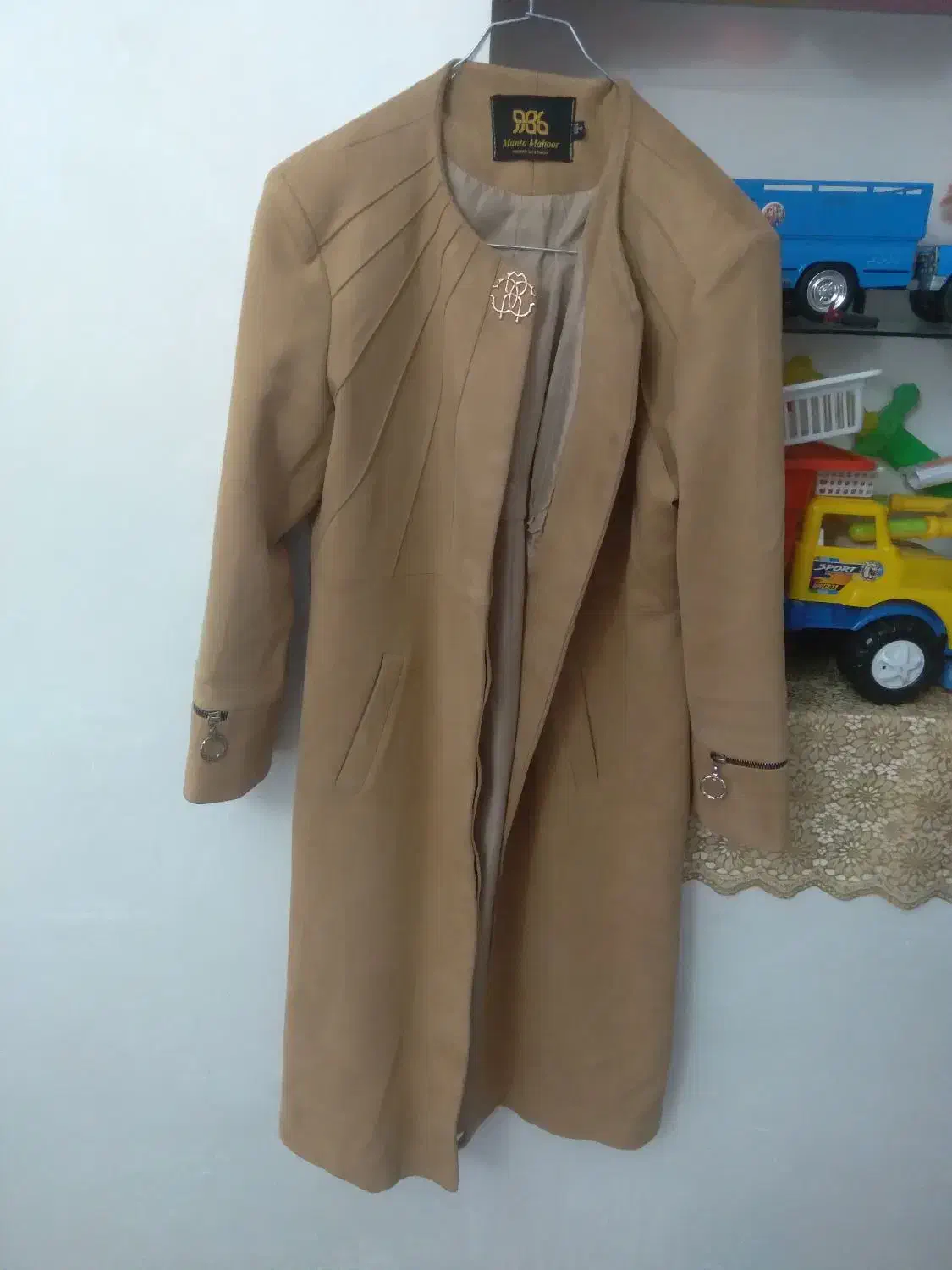 کاپشن.مانتو|لباس|اهر, |دیوار