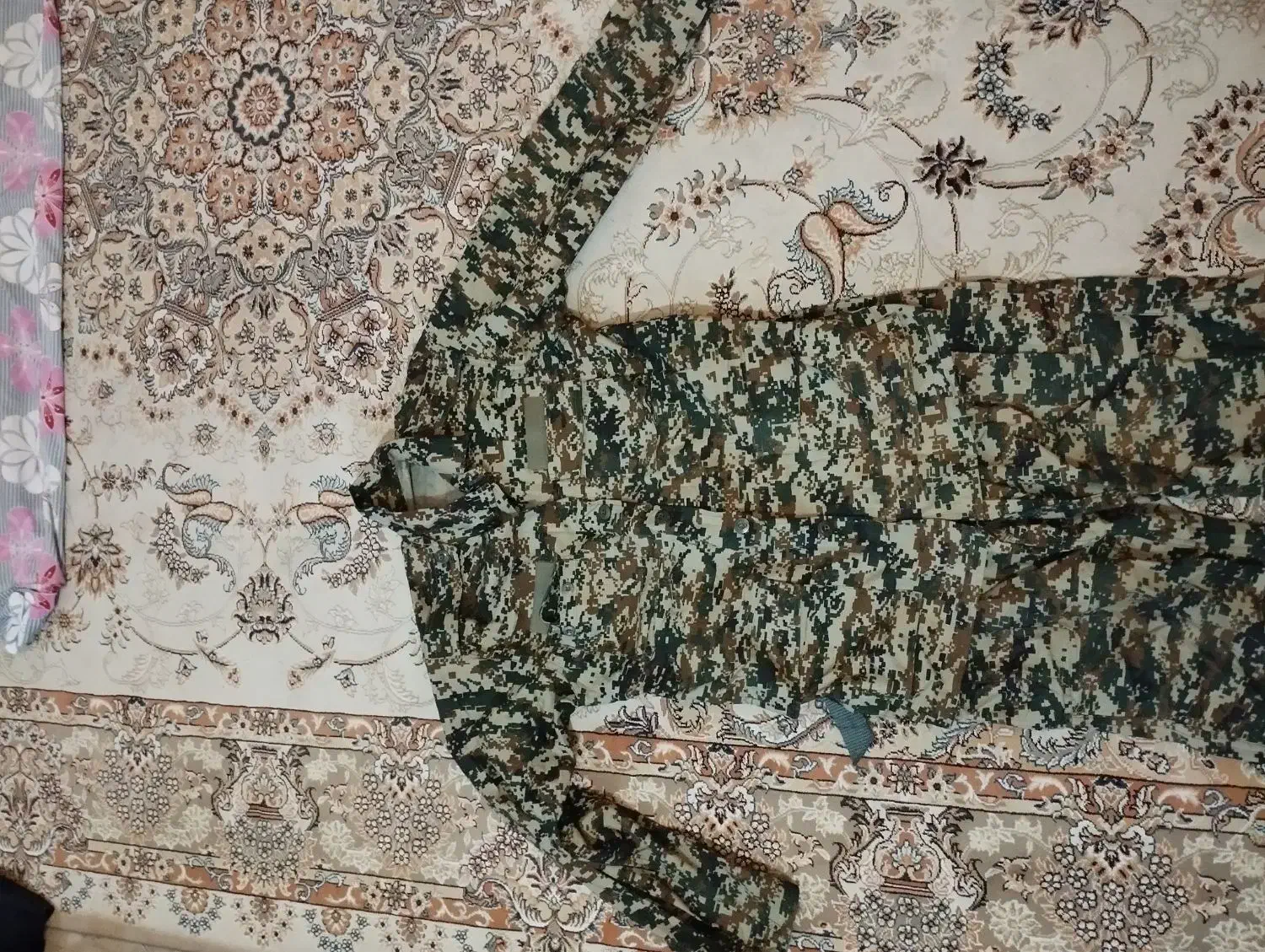 لباس بسیجی|لباس|شیراز, میدان قائم|دیوار