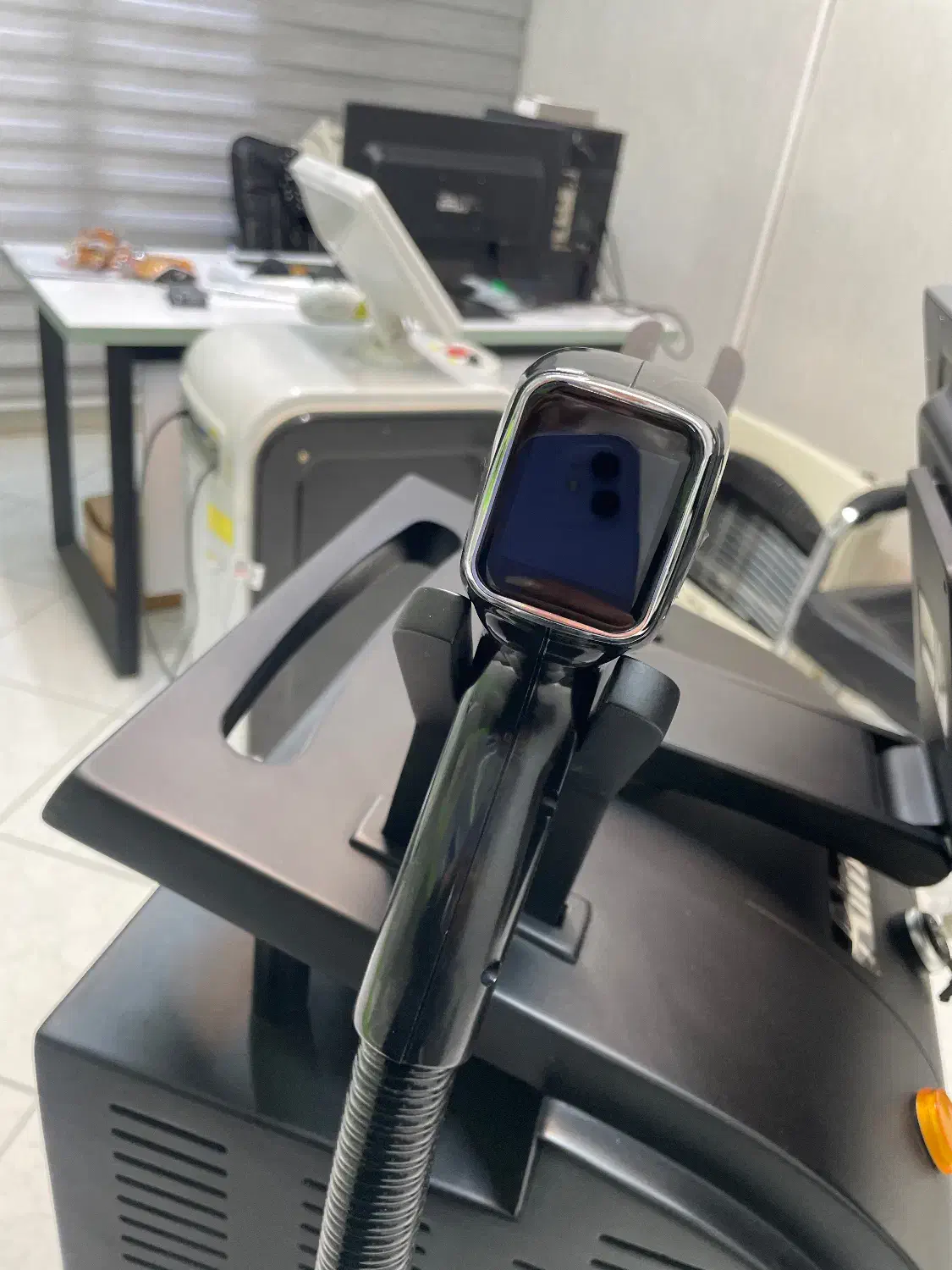 دستگاه لیزر تیتانیوم|آرایشگاه و سالن‌های زیبایی|مشهد, جنت|دیوار