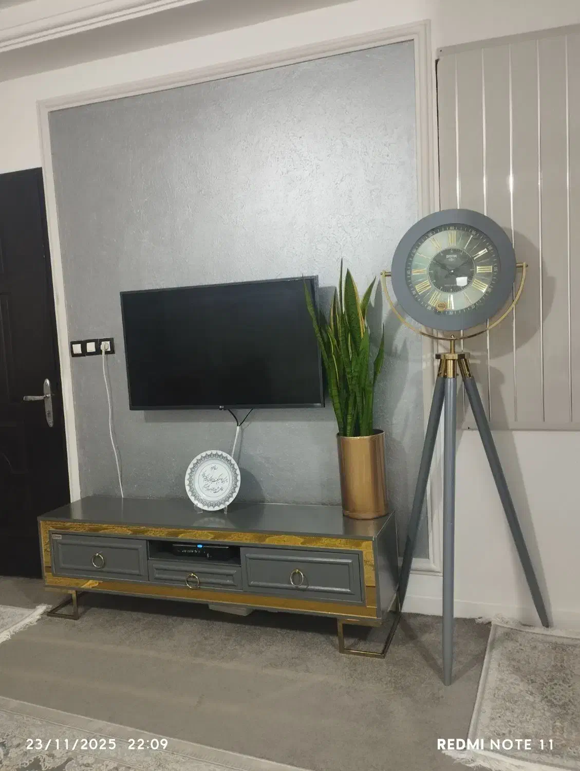 ست میز تلویزیون و ساعت ایستاده در حد نو|ساعت دیواری و تزئینی|رشت, حافظ آباد|دیوار