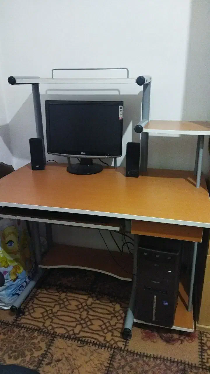 کامپیوتر و میز کامپیوتر همه باهم 11میلیون|میز تحریر و کامپیوتر|گلستان (تهران), |دیوار