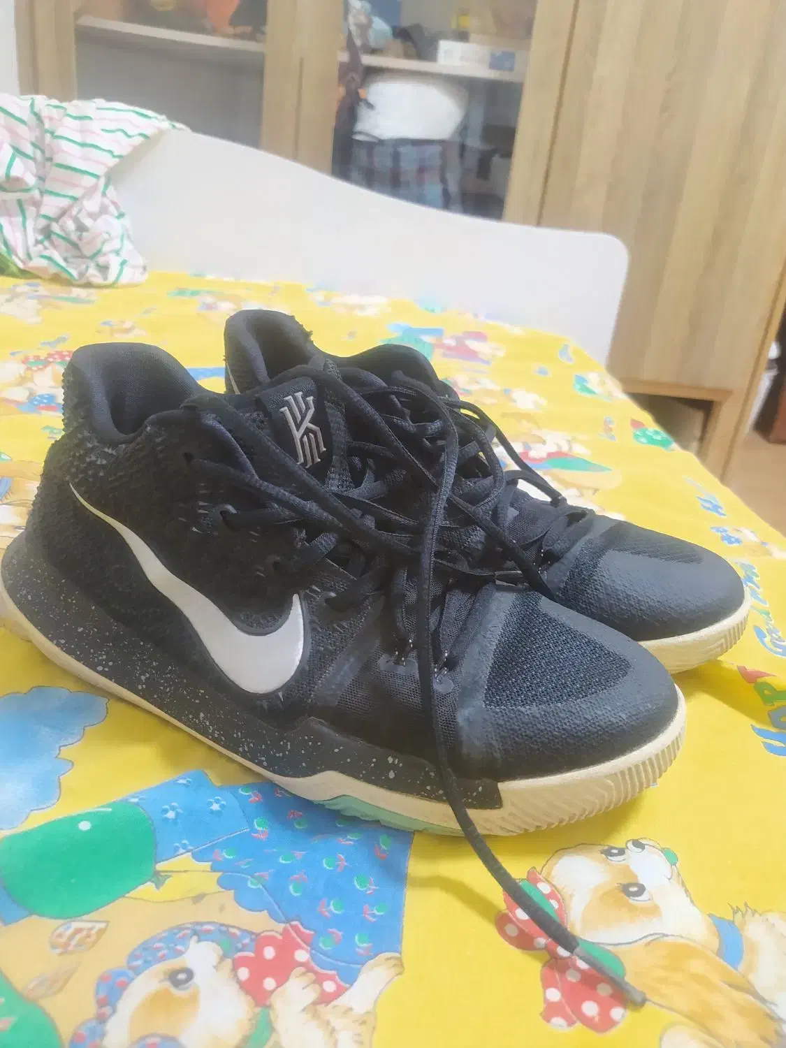 کتونی والیبال|کیف، کفش، کمربند|لاهیجان, انقلاب|دیوار