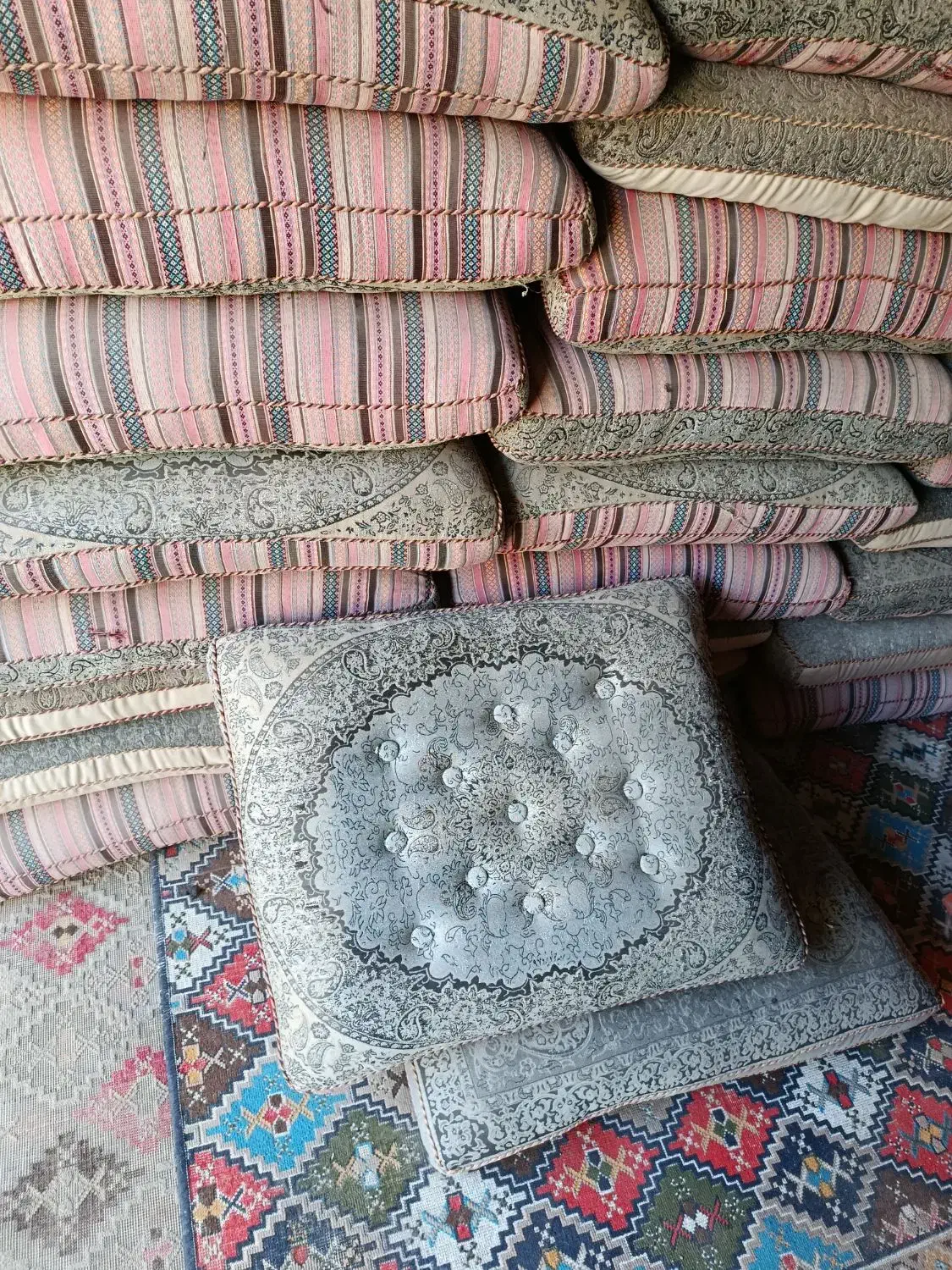 تعداد 30پشتی کار کرده با قیمت مناسب|پشتی|یزد, |دیوار