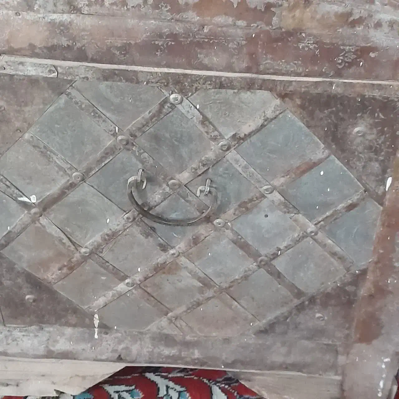 صندوق کهنه قدیمی قفل دار|کلکسیون اشیاء عتیقه|اصفهان, شهشهان|دیوار