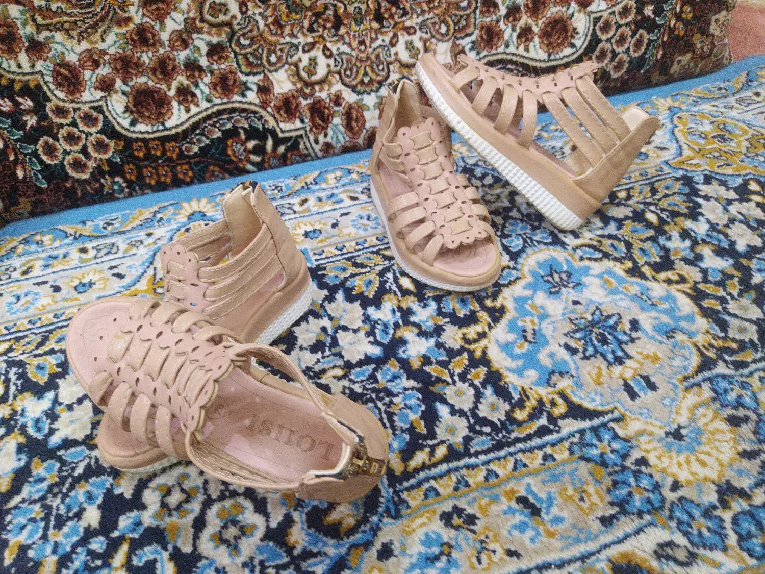 کفش|کیف، کفش، کمربند|مسجد سلیمان, |دیوار