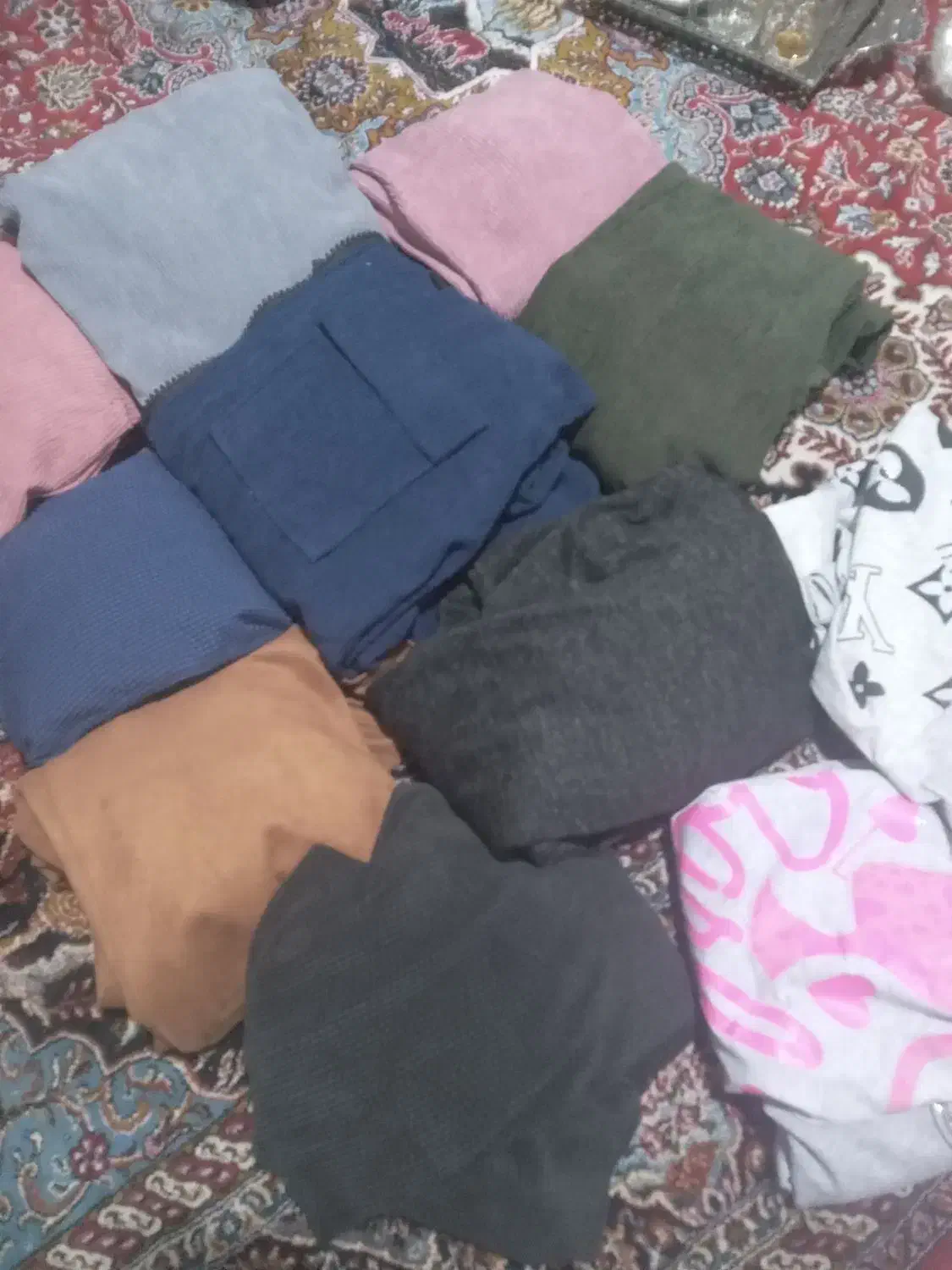 مانتو در سایزهای ورنگ بندی به علت جمع کردن مغازه|لباس|بیجار, |دیوار