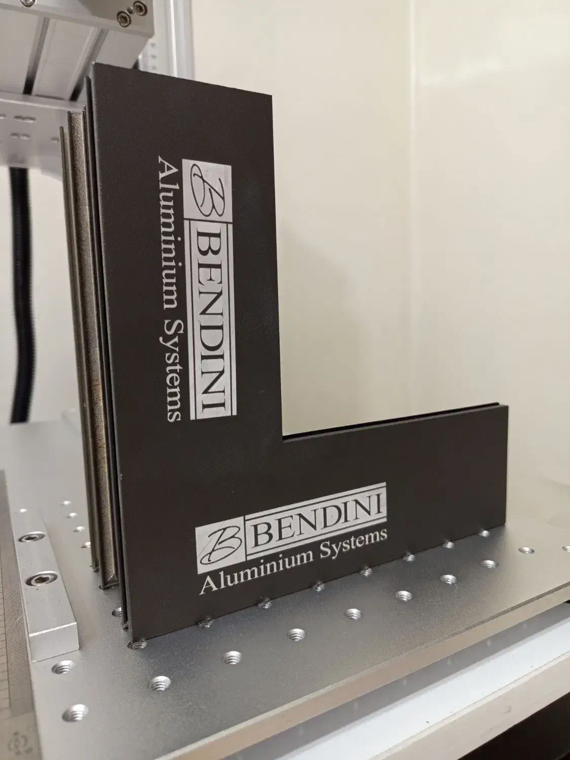 حکاکی لیزری دقیق محصولات شما با قیمت کف|خدمات پیشه و مهارت|تهران, فلسطین (میدان انقلاب)|دیوار