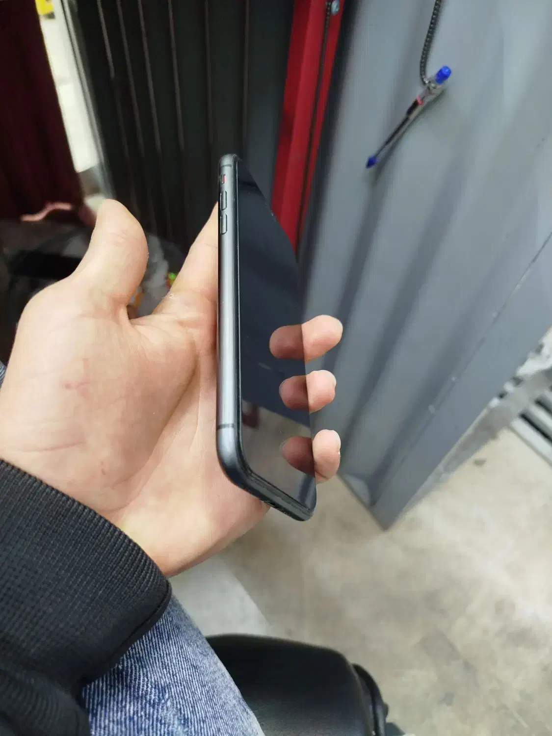 ایفون ۱۱ نرمال|موبایل|رباط‌کریم, رباط‌کریم|دیوار