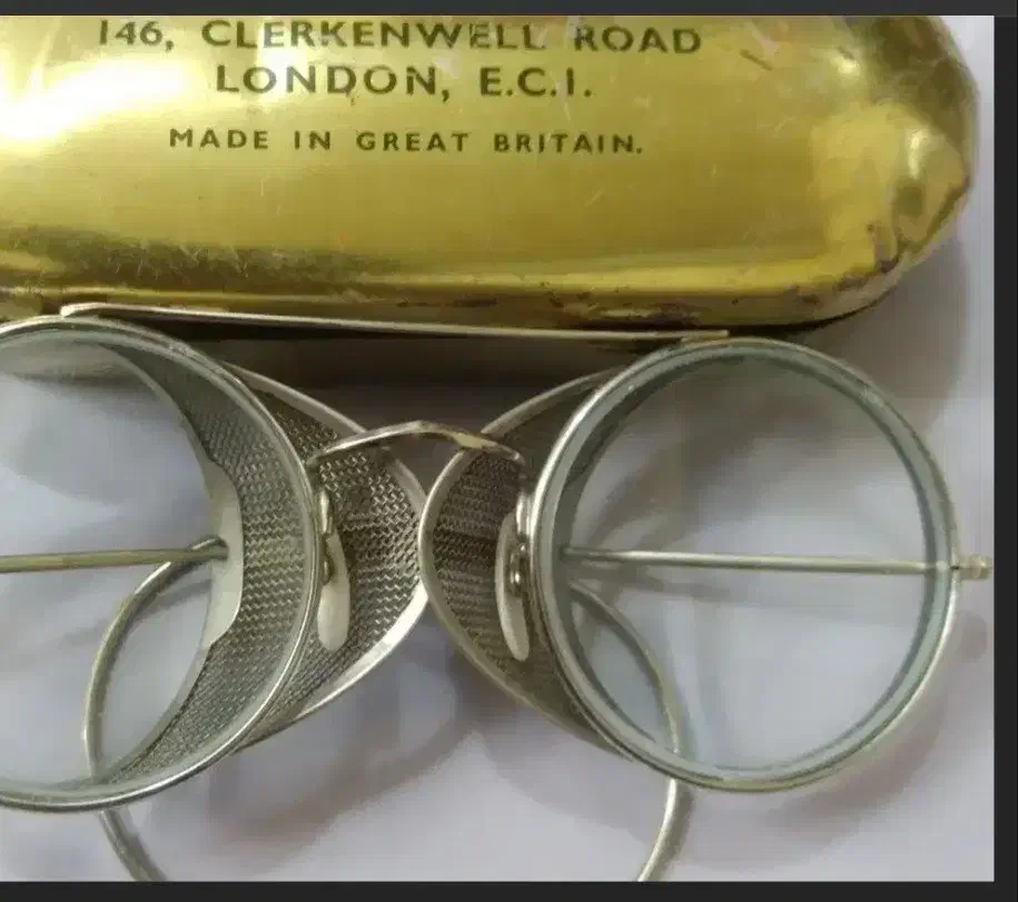 عینک انگلیسی با جعبه فابریک|کلکسیون اشیاء عتیقه|اصفهان, خلجا|دیوار